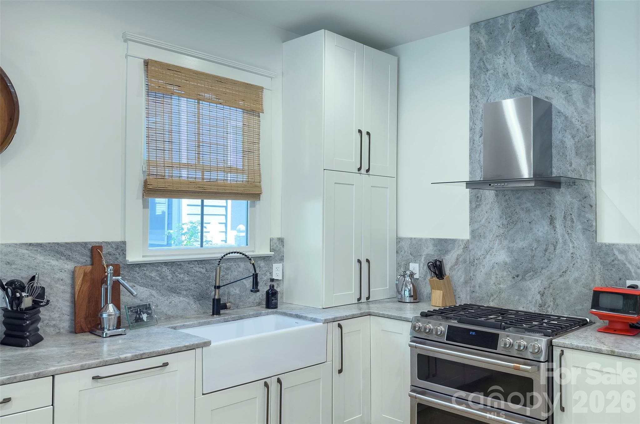 Range with burner six burners + grill Panel - 2561 Lower Assembly Drive, Fort Mill