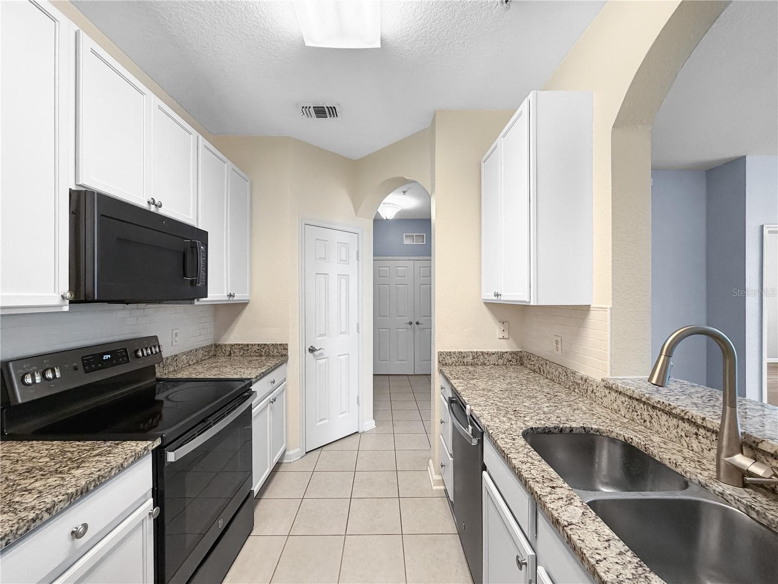 Beautiful updated kitchen. - 6434 CAVA ALTA DR #105, ORLANDO
