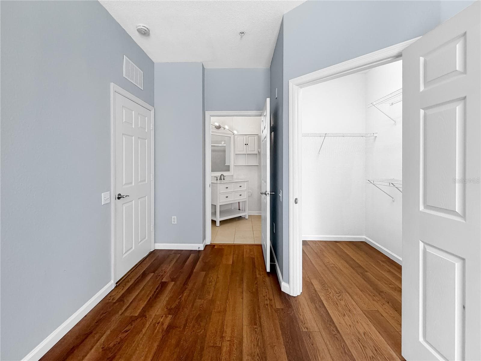 Primary Bedroom with Walk-In Closet and En-Suite Bathroom. - 6434 CAVA ALTA DR #105, ORLANDO
