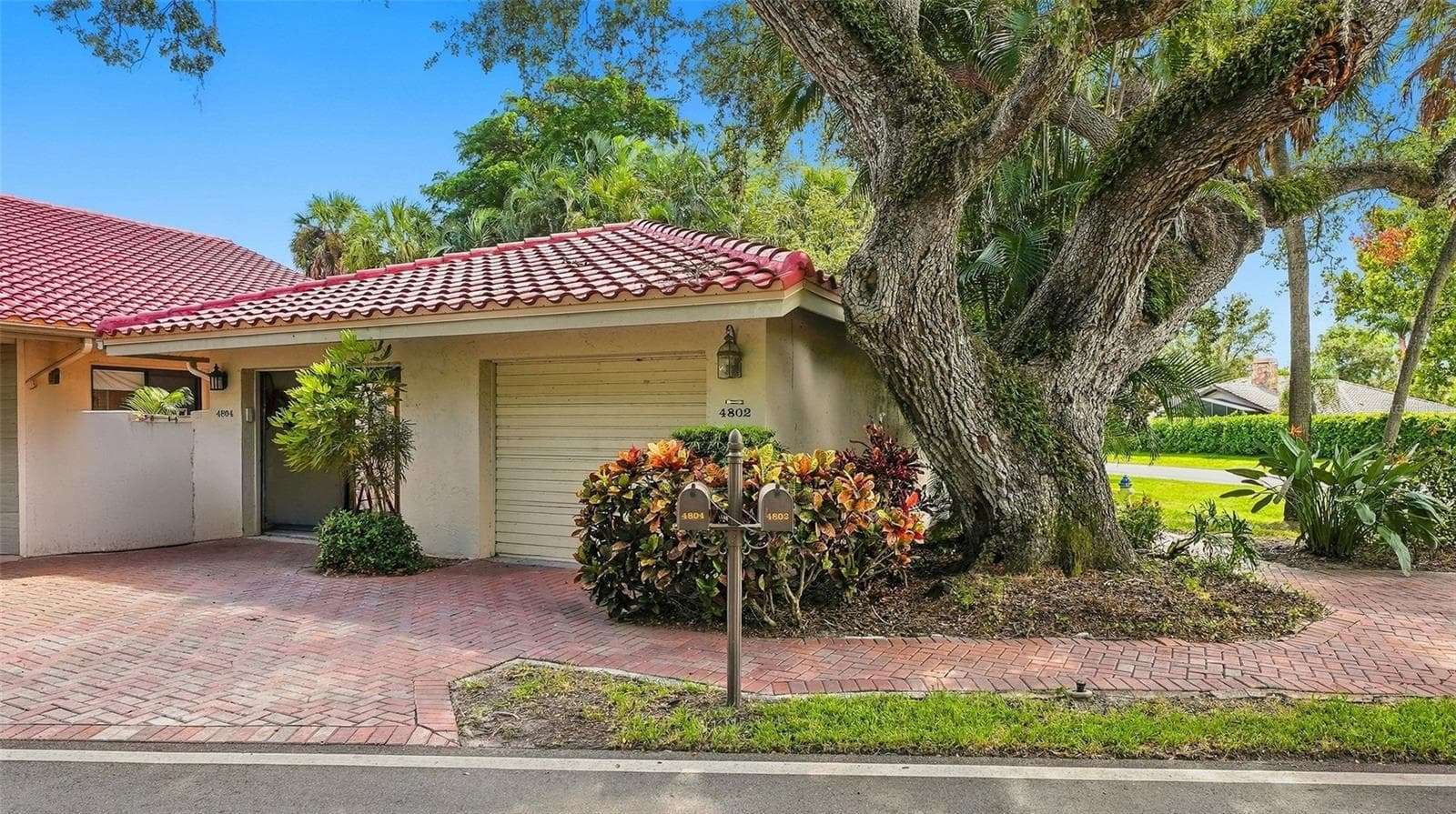 1 car garage and extra laundry hookup - 4802 KESTRAL PARK CIR #22, SARASOTA