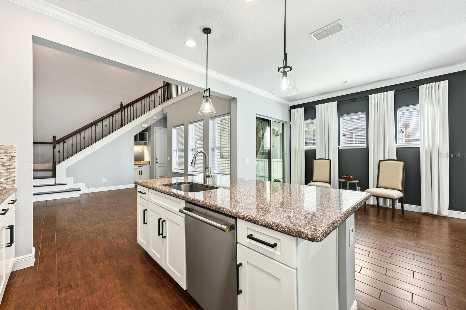 The large island makes it easy to entertain. - 14061 WALCOTT AVE, ORLANDO