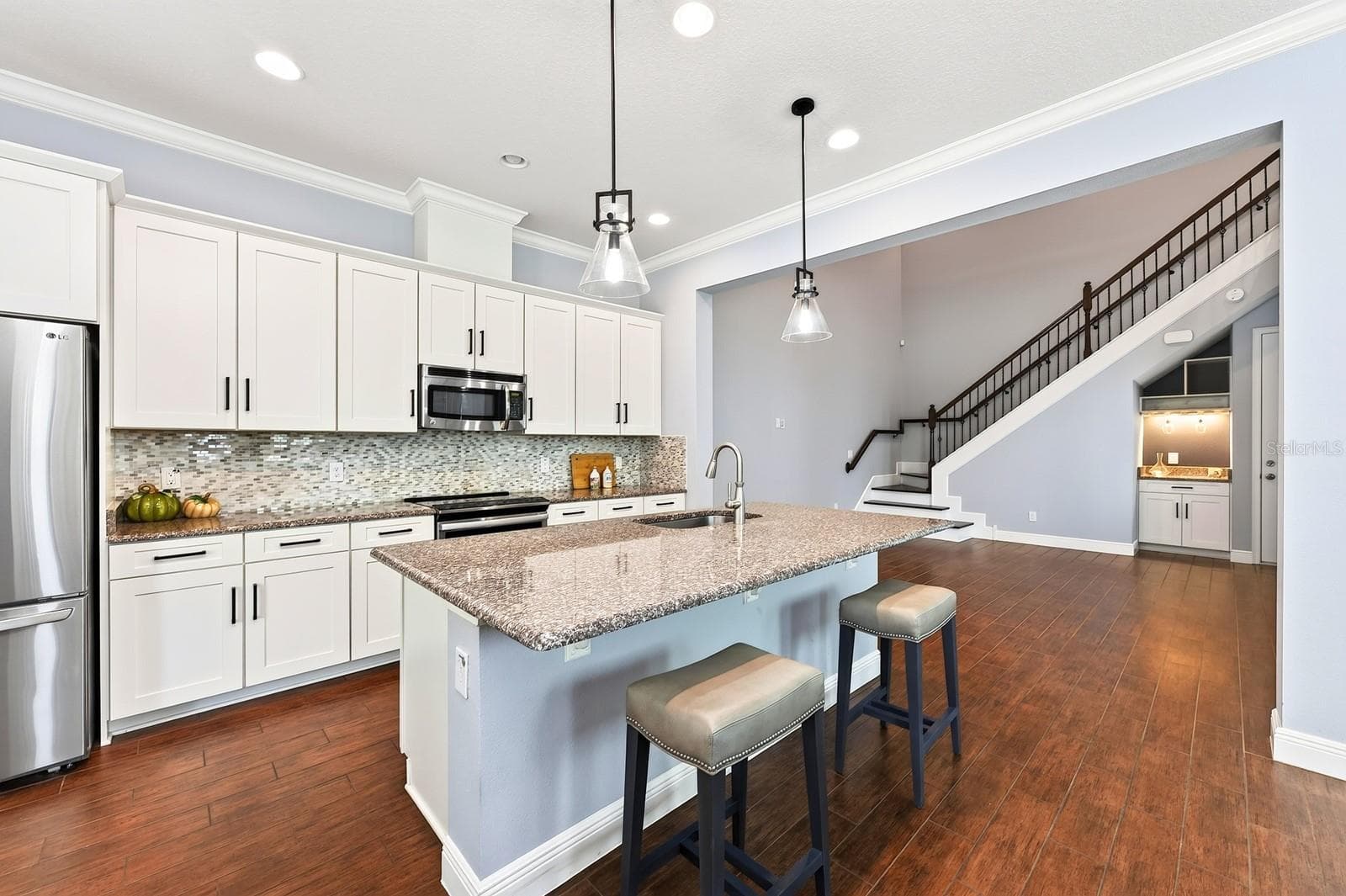 Seamless flow into the two story living room. - 14061 WALCOTT AVE, ORLANDO