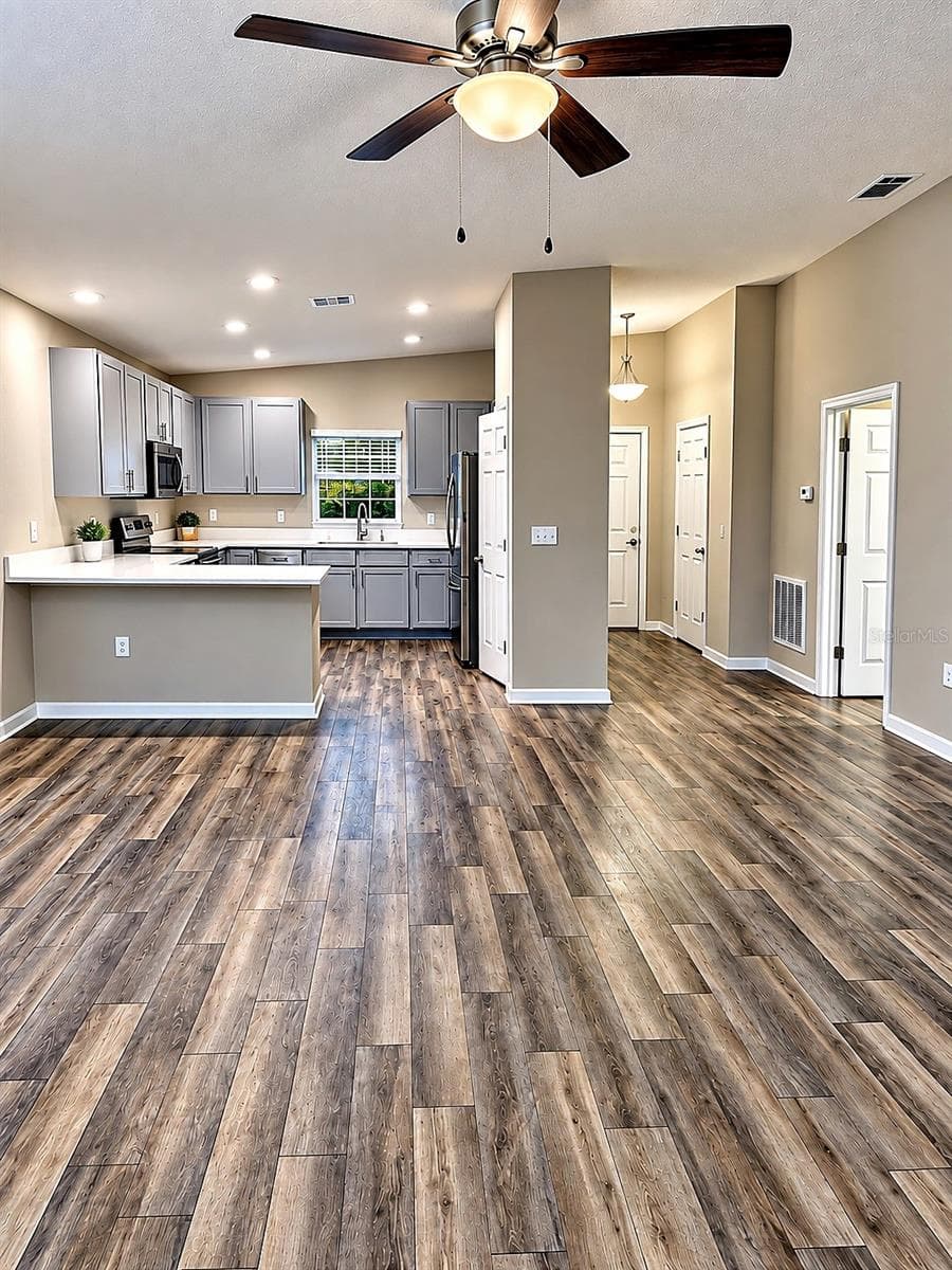 Single Family Residence at 824 VIENNA DR, WINTER HAVEN, photo 9 of 26
