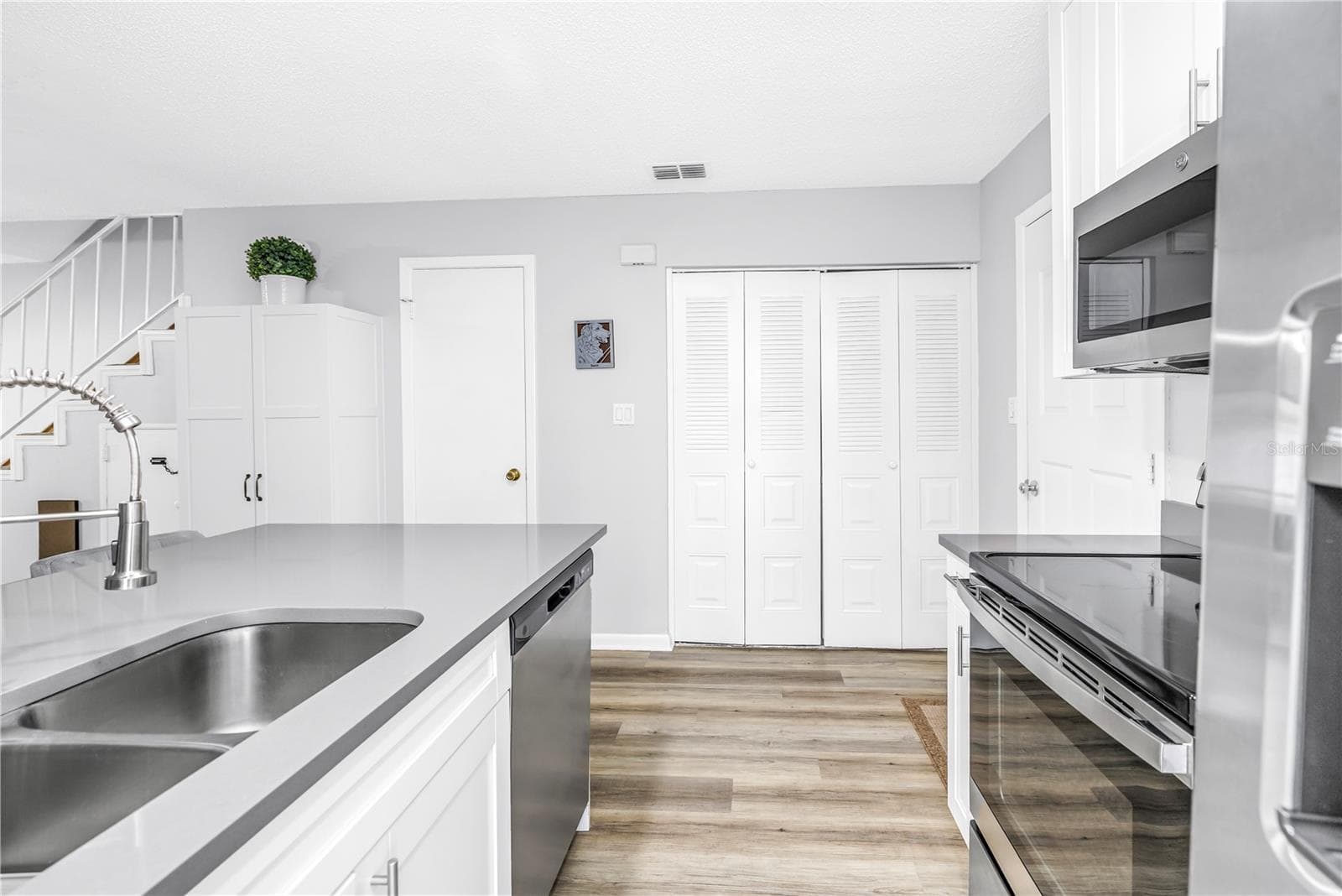 Townhouse at 6240 OAK CLUSTER CIR, TAMPA, photo 11 of 28