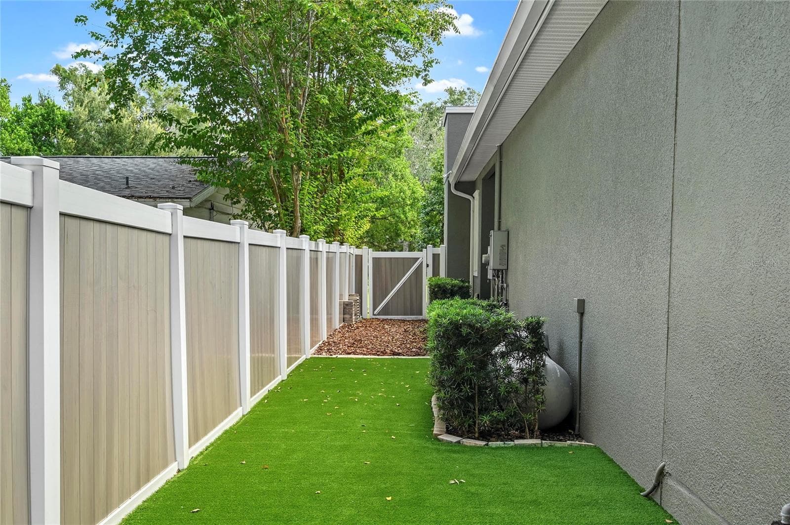 A turfed area is perfect for pets! - 1951 WINTER PARK RD, WINTER PARK