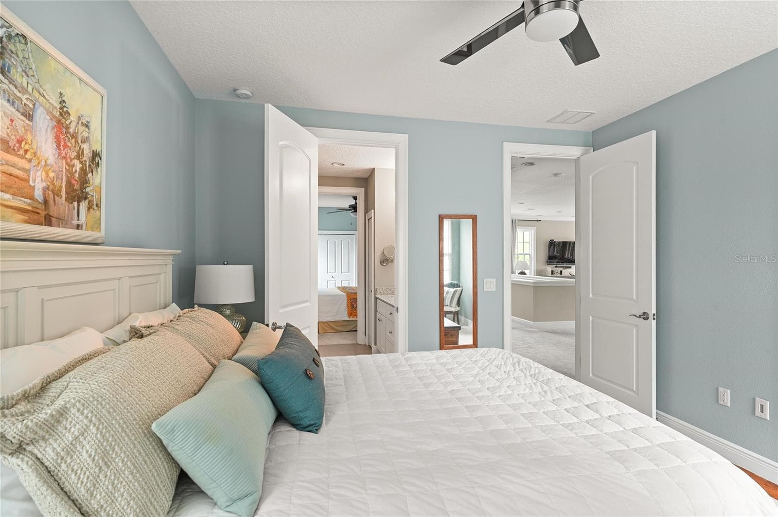 Two bedrooms connect to a spotless Jack-and-Jill bath. - 1951 WINTER PARK RD, WINTER PARK