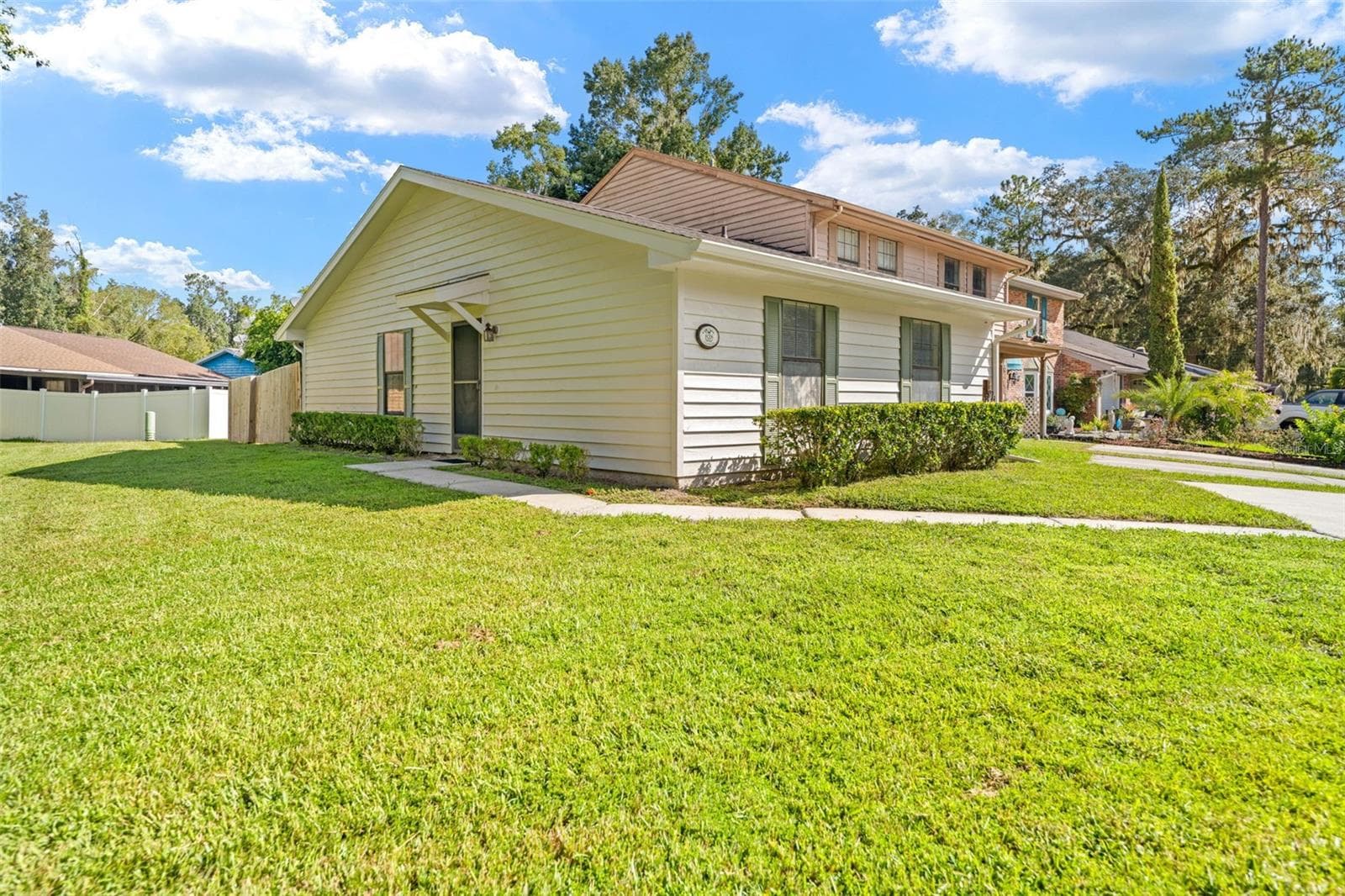 828 VILLAGE DR