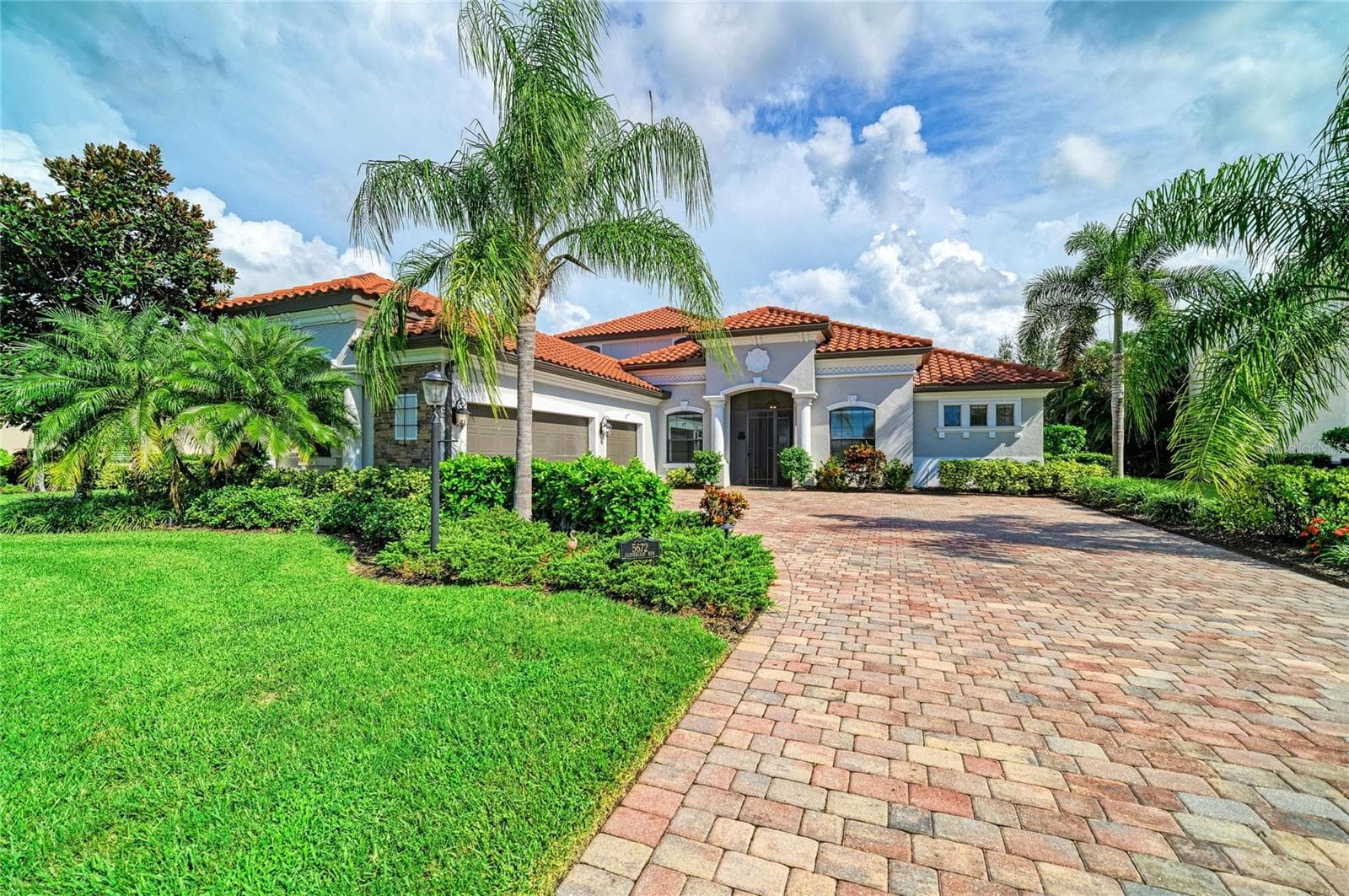 Single Family Residence at 5672 CLOVERLEAF RUN, LAKEWOOD RANCH, photo 5 of 84