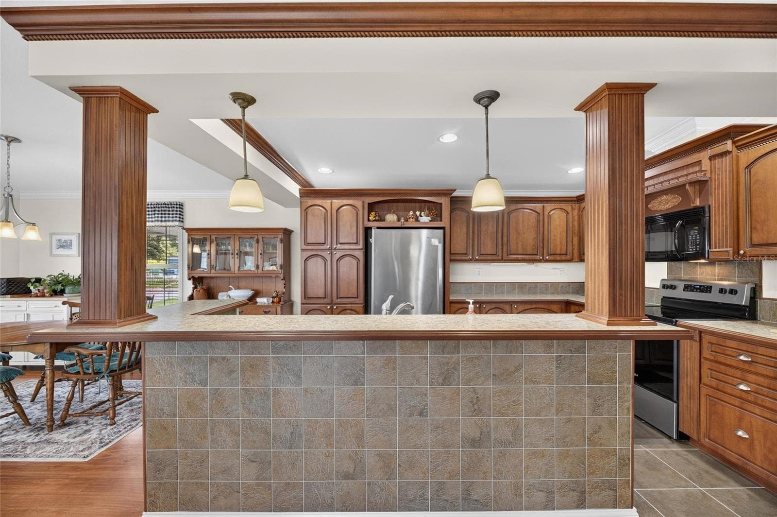 plenty of room for multiple stools - 10054 COLLINGWOOD AVE, DADE CITY