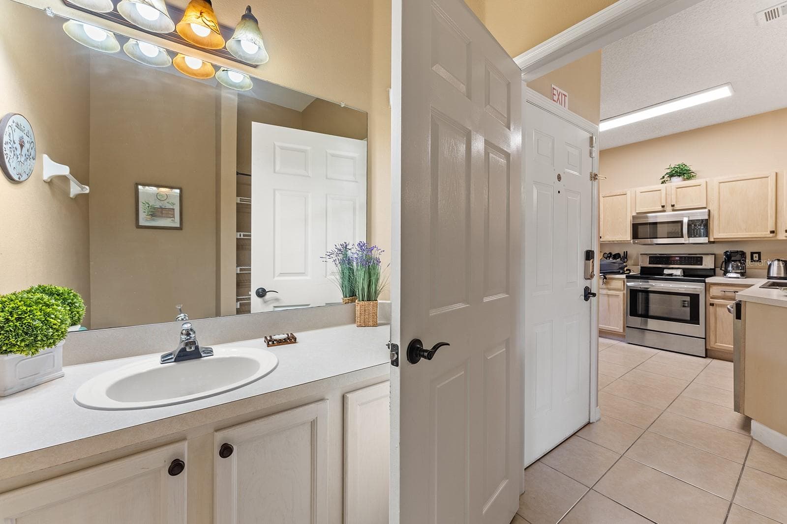 Half Bathroom 1st floor - 2782 SUN KEY PL, KISSIMMEE