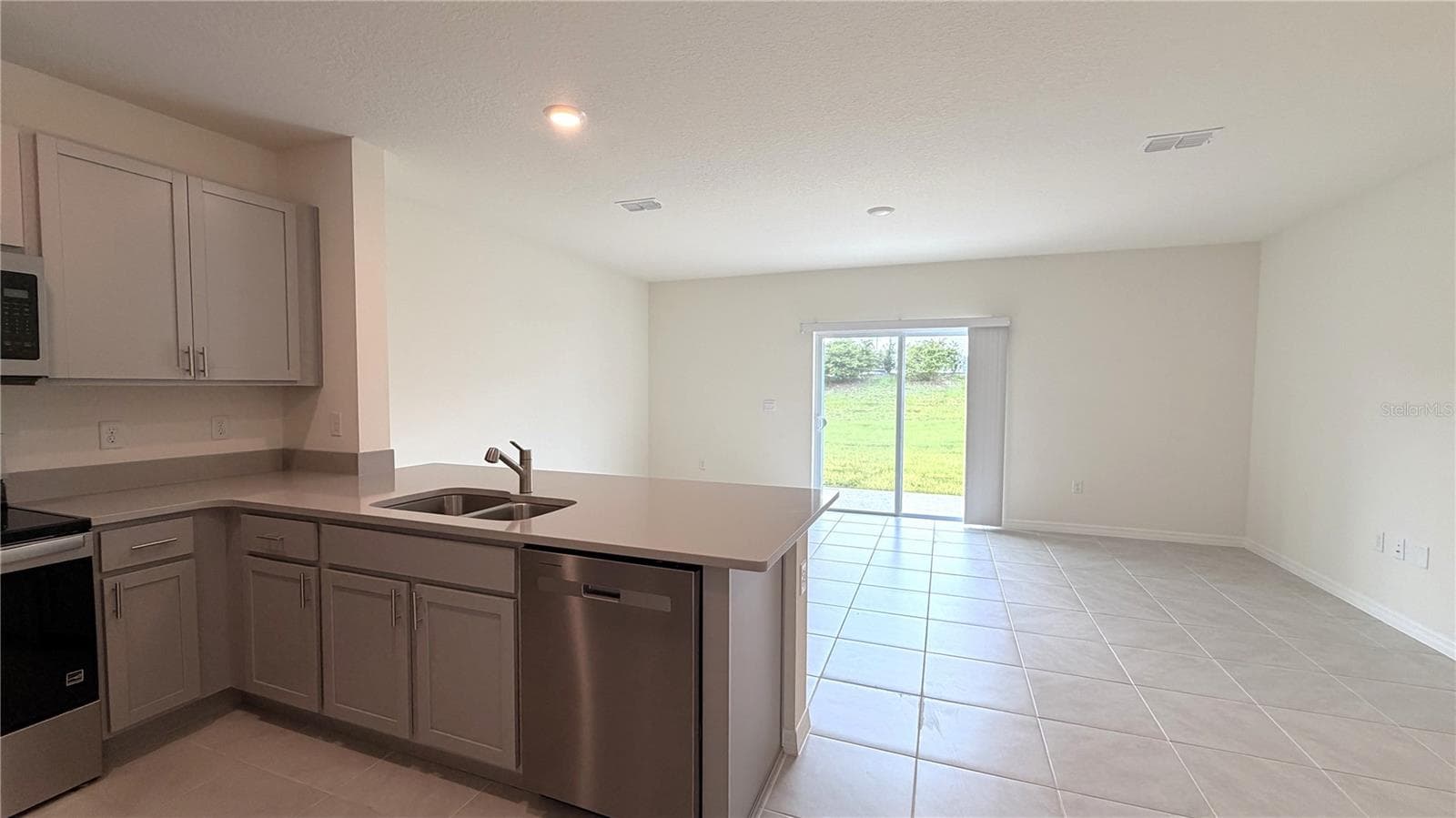 Townhouse at 1666 ROCK ELM RD, DAVENPORT, photo 3 of 27