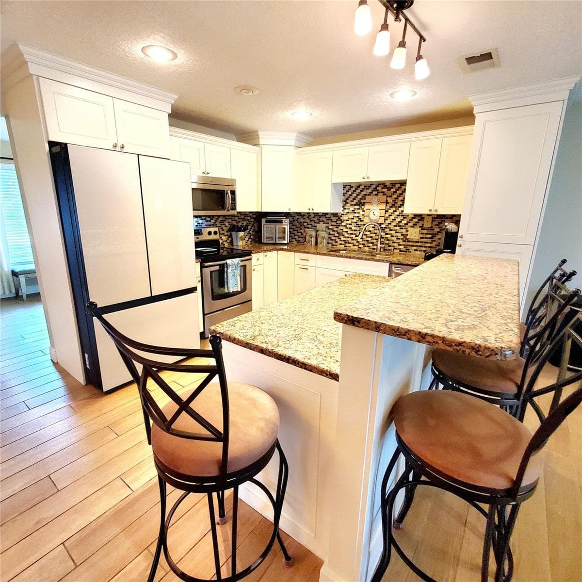 KITCHEN - 2138 GROVE PL, CLEARWATER