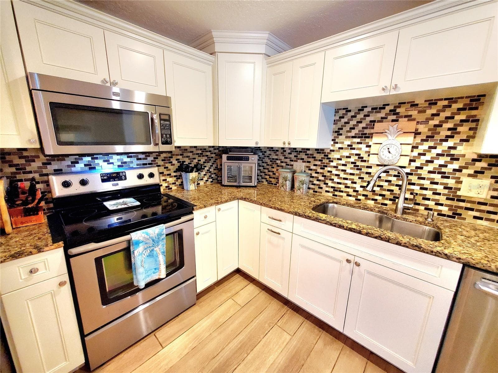 UPDATED CABINETS - 2138 GROVE PL, CLEARWATER