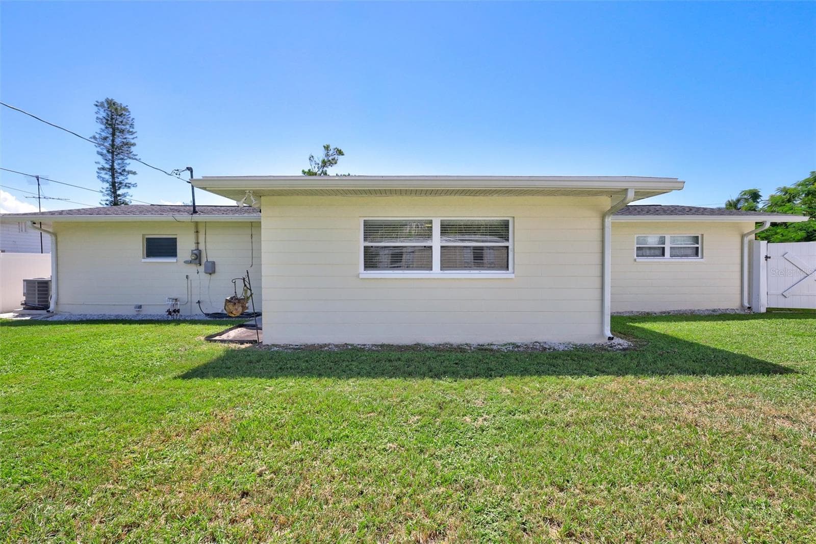 Single Family Residence at 3672 SEAROBIN DR SE, ST PETERSBURG, photo 36 of 45