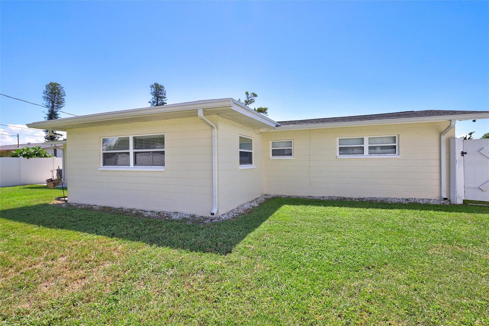 Single Family Residence at 3672 SEAROBIN DR SE, ST PETERSBURG, photo 37 of 45