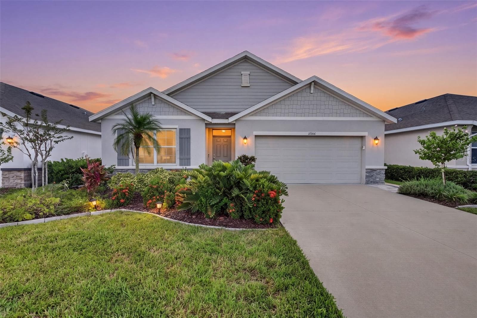 Beautiful "Cali" model home on a lake front setting. - 17206 RESERVA DR, BRADENTON