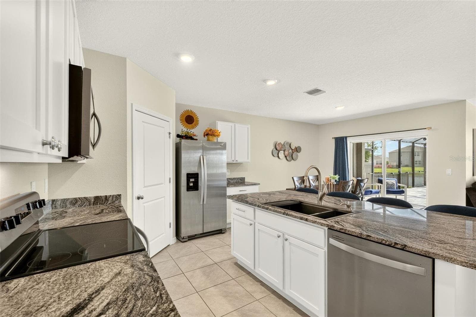 Beautiful granite countertops and drop-in farm sink - 17206 RESERVA DR, BRADENTON
