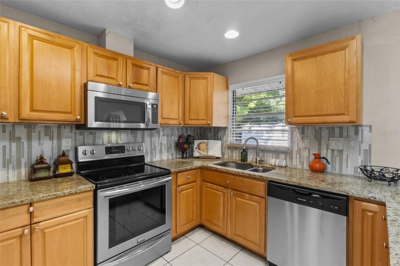 Solid Wood Cabinets - 2520 E MILMAR DR, SARASOTA