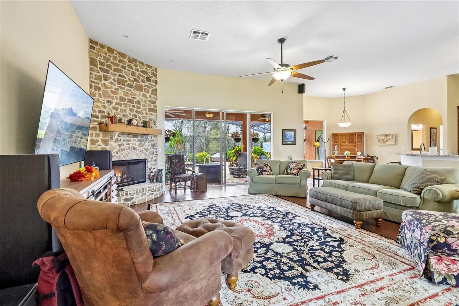 Living Room looking into breakfast nook and onto lanai - sliders pocket into walls - 32736 WOLFS TRL, SORRENTO