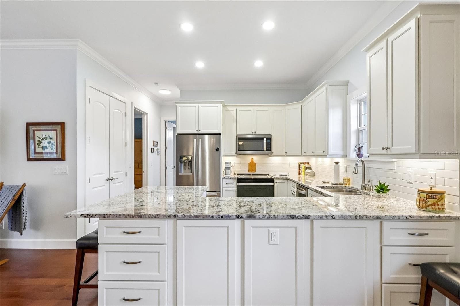 Casita Kitchen with granite countertops and large pantry - 32736 WOLFS TRL, SORRENTO