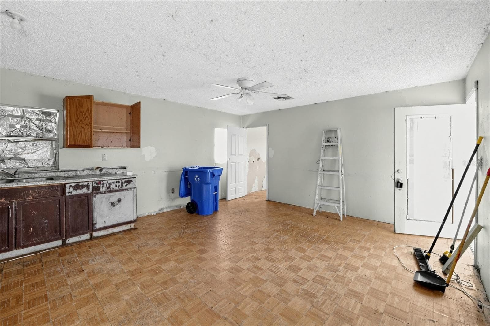 Single Family Residence at 1048 N MISSOURI AVE, LAKELAND, photo 2 of 15