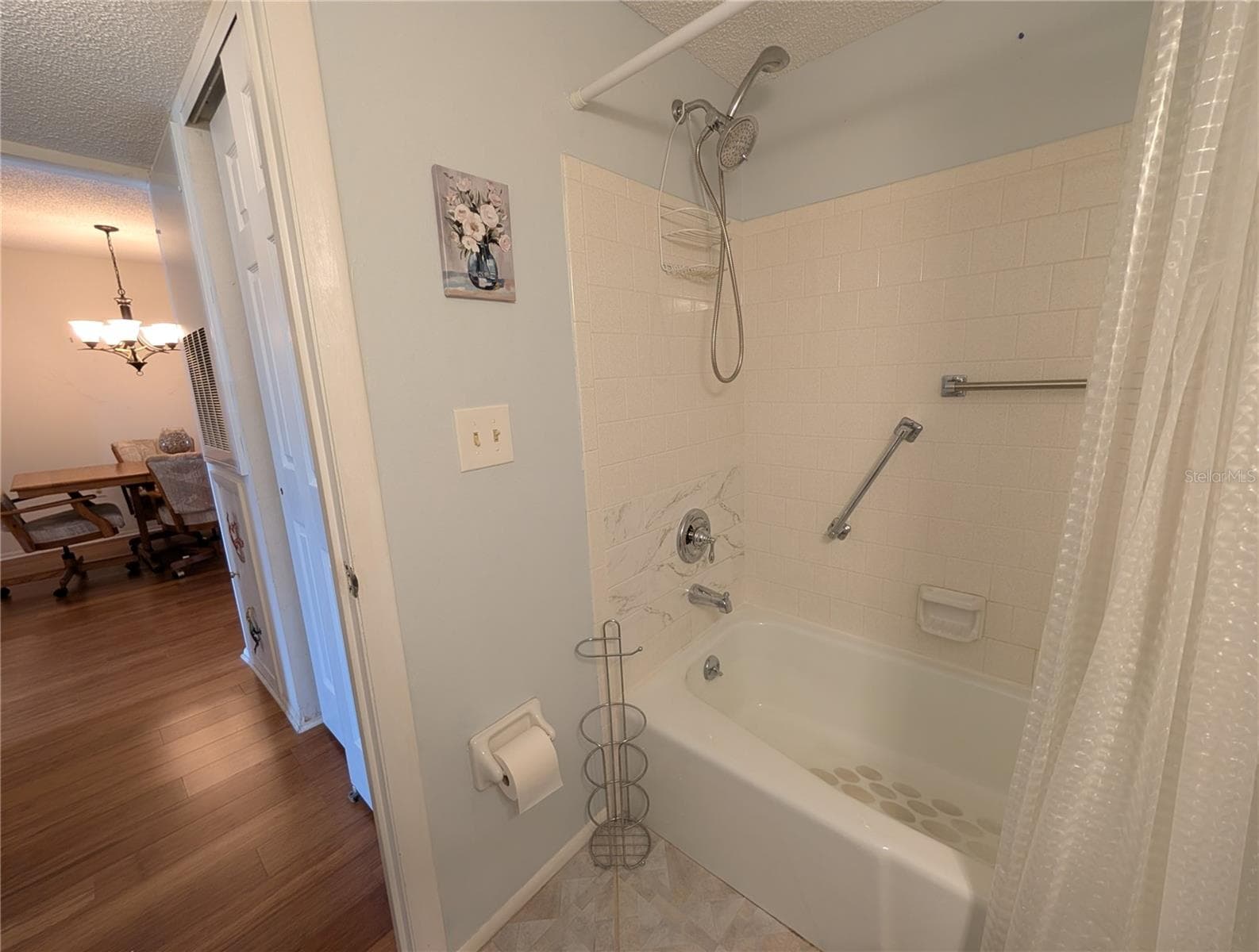 Guest bathroom w/tub & shower. - 4133 HERON WAY #E-202, BRADENTON