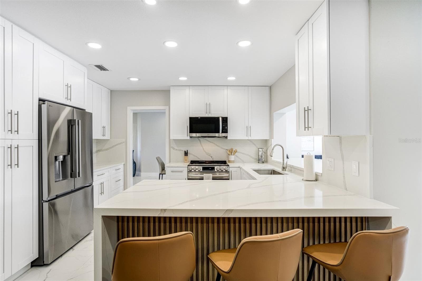 Kitchen - 3923 DORAL DR, TAMPA