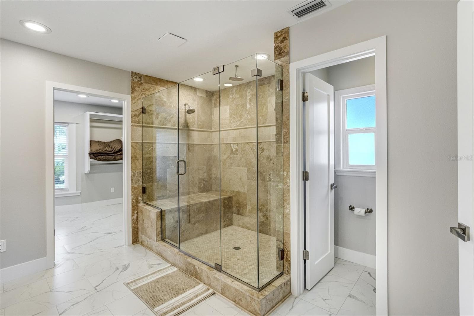 Primary en-suite bathroom with shower - 3923 DORAL DR, TAMPA