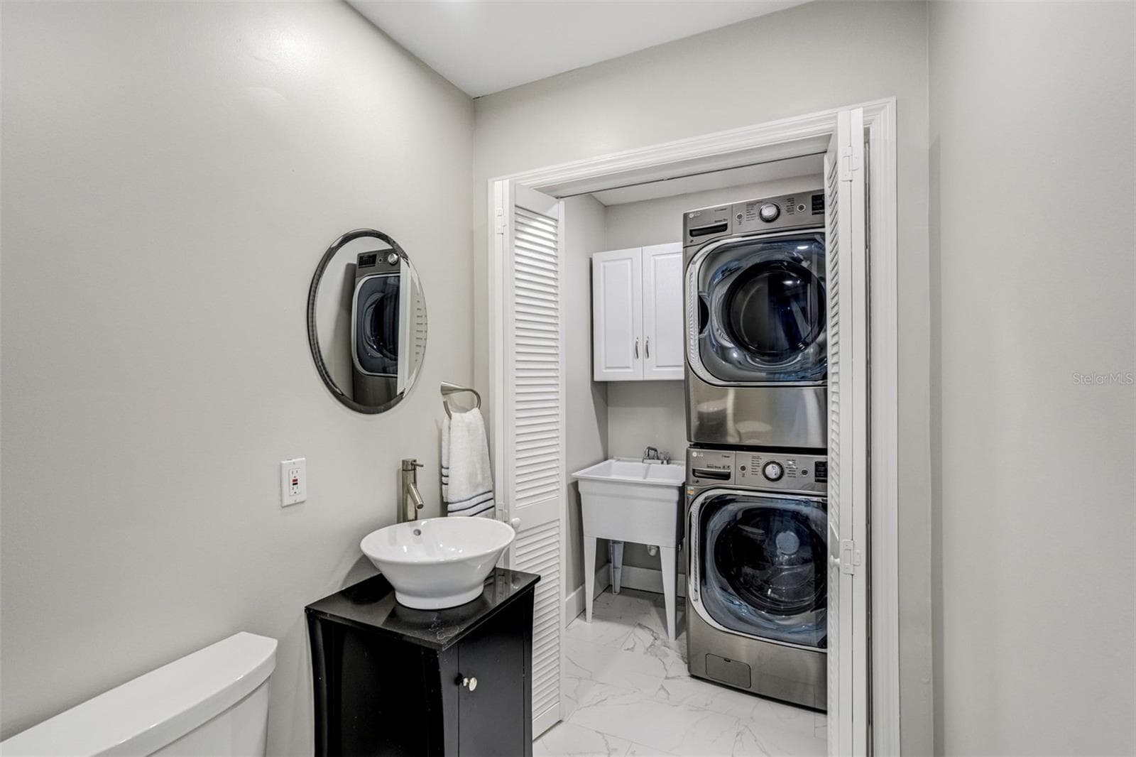 Laundry room with half bath - 3923 DORAL DR, TAMPA