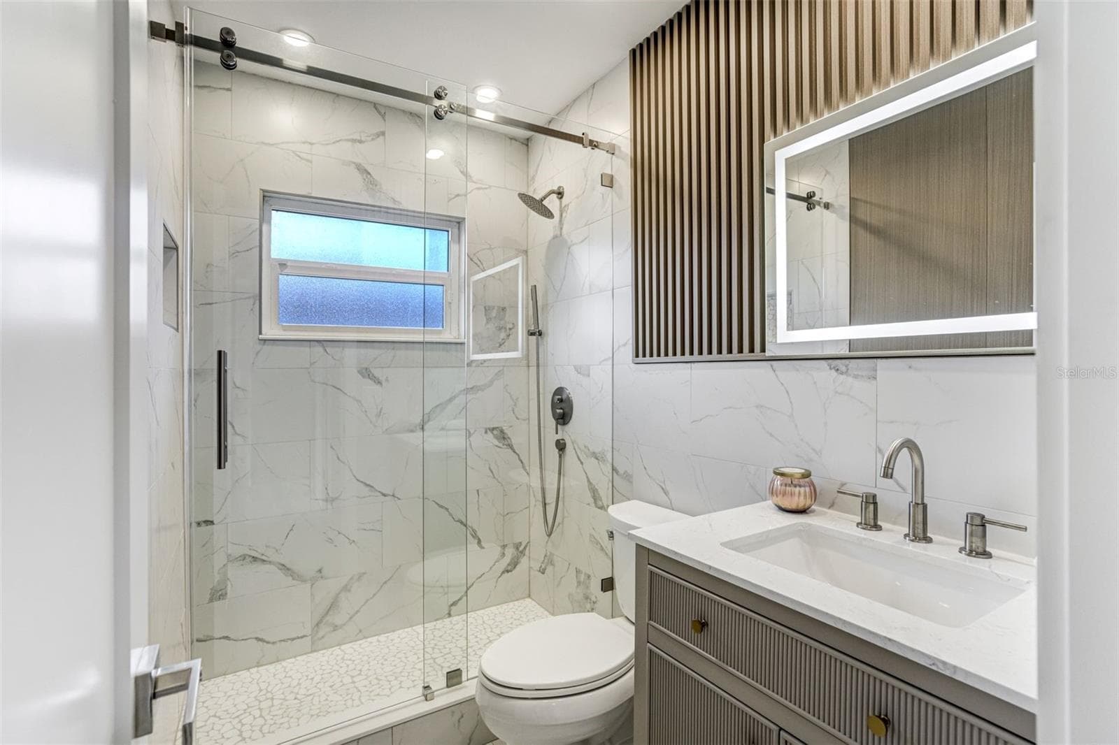 Guest bathroom - 3923 DORAL DR, TAMPA