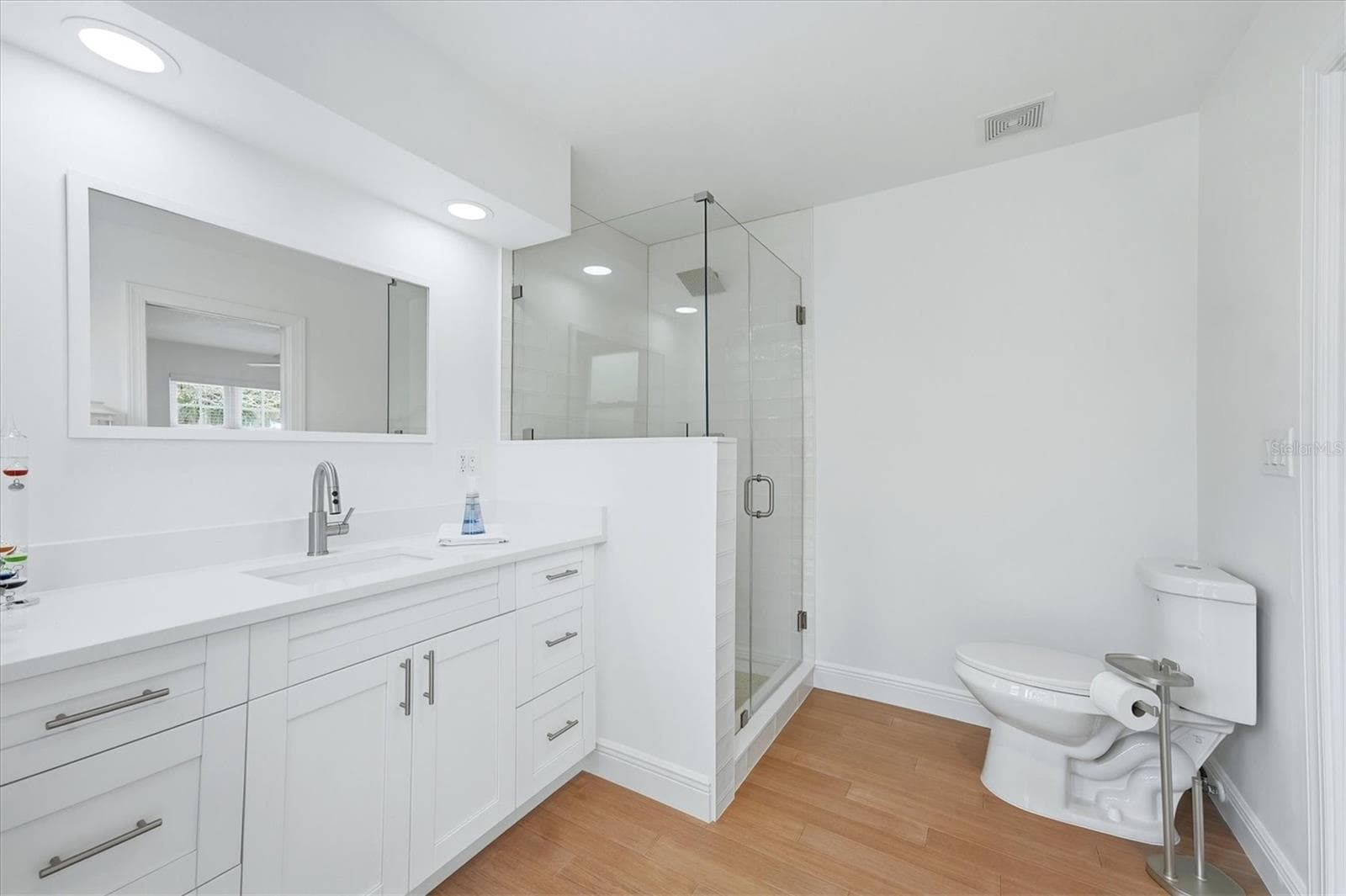 Master bathroom - 3050 N BEACH RD, ENGLEWOOD