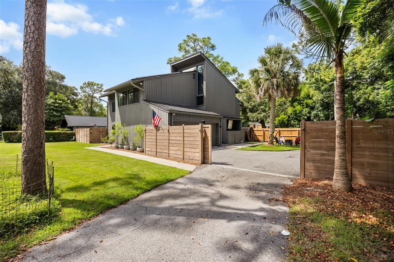 Motorized private entrance gate - 104 WILD FERN DR, LONGWOOD