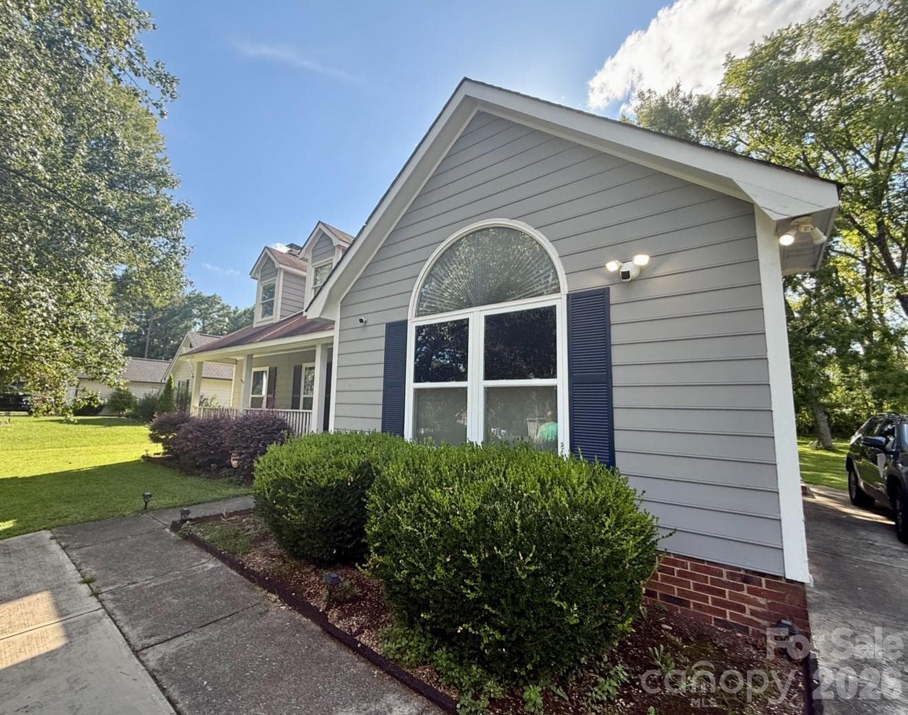 Single Family Residence at 10520 Queensmead Circle, Charlotte, photo 2 of 18