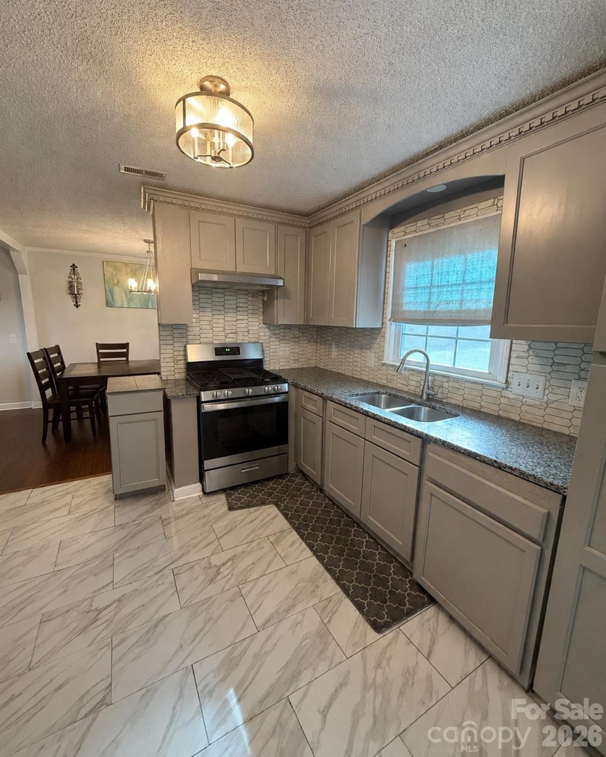 Single Family Residence at 10520 Queensmead Circle, Charlotte, photo 11 of 18