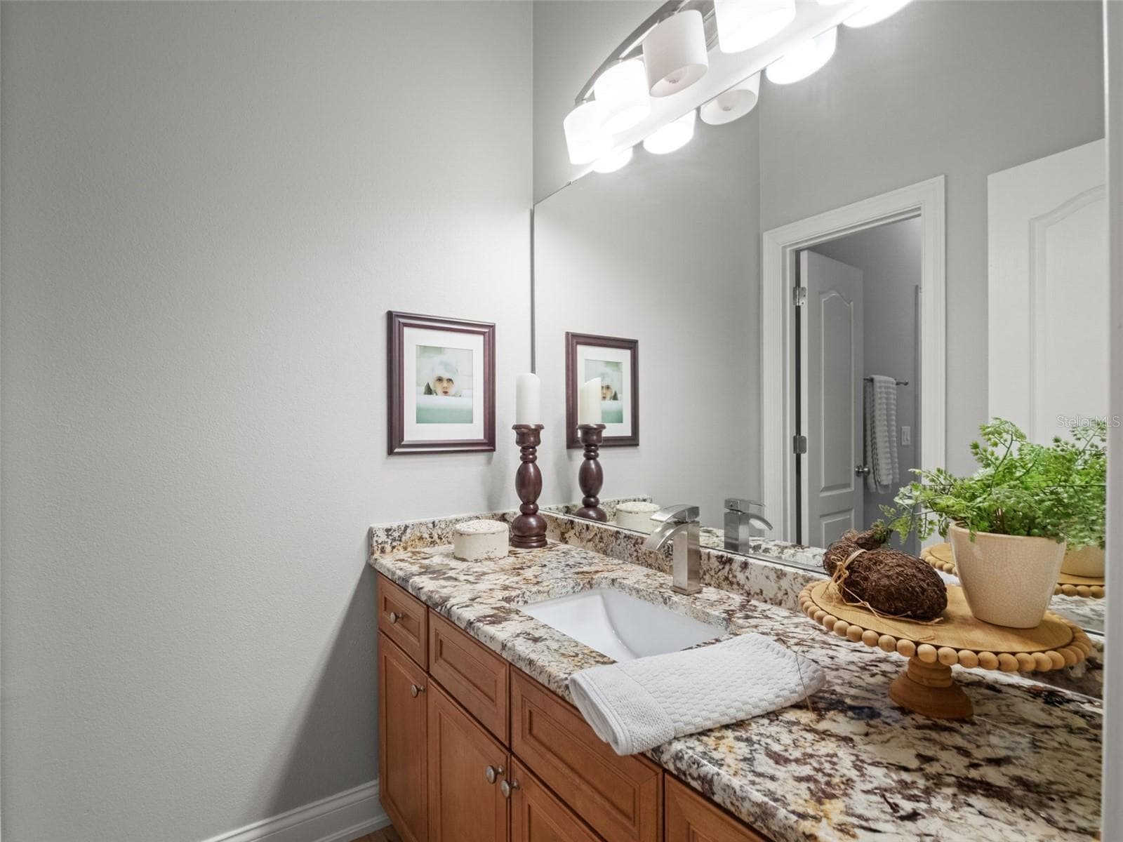 Jack and Jill bath with tub - 25535 HAWKS RUN LN, SORRENTO