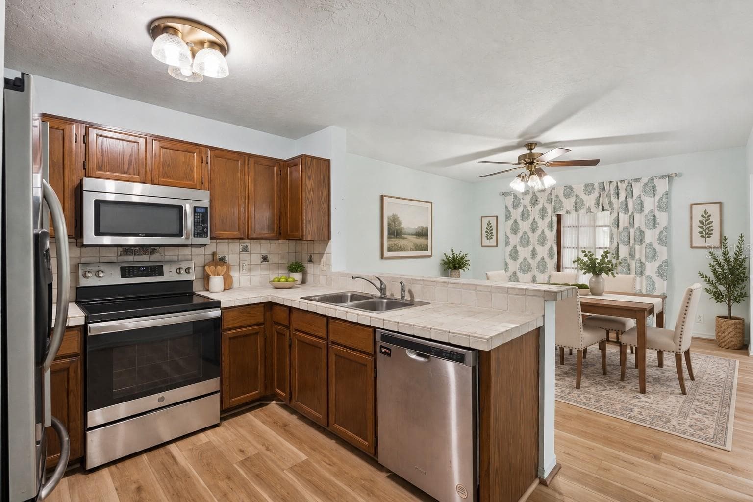 Virtually Staged Kitchen / Dining Room - 5412 RUTLAND CT, ORLANDO