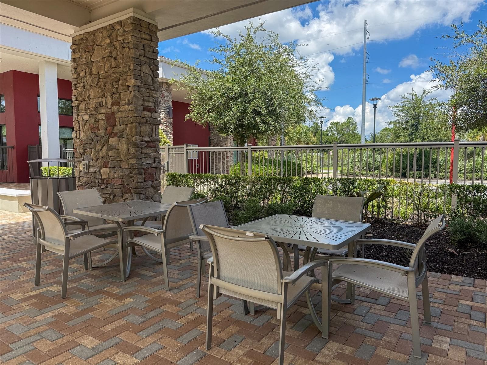CLUBHOUSE PATIO - 14150 ALAFAYA OAK BND, ORLANDO