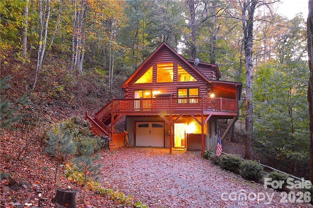 Vaulted great room - Log Home 3 bedrooms 2.5 baths - 230 Forest Drive Maggie Valley NC - 230 Forest Drive, Maggie Valley