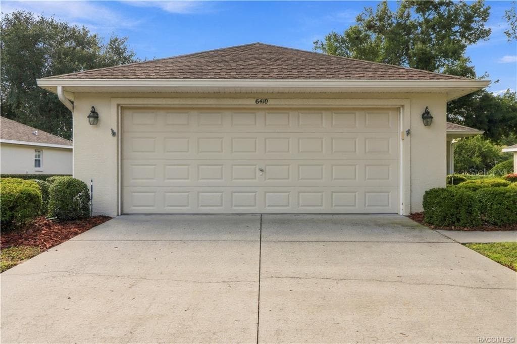 2-CAR GARAGE – Attached 2-car garage with a wide concrete driveway, exterior lighting & convenient direct access to the home. - 6410 W CANNONDALE DR, CRYSTAL RIVER