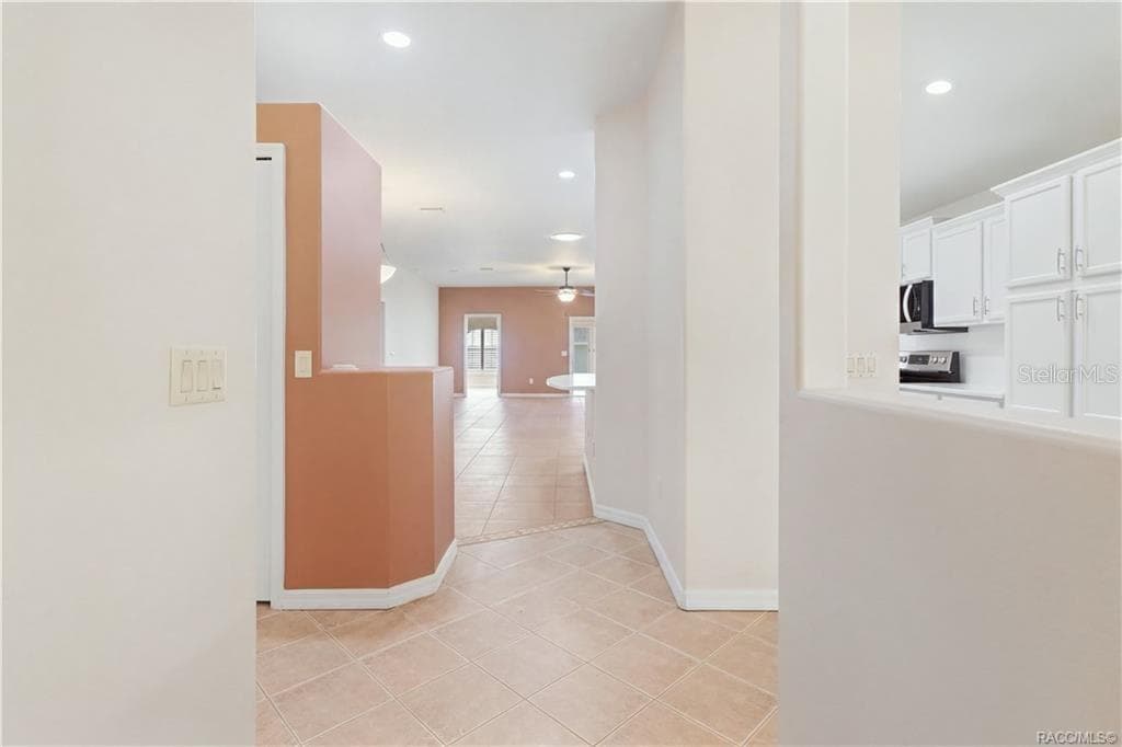 OPEN INTERIOR VIEW – From the front of the home, the floor plan opens toward the main living area & kitchen, creating an easy connection between spaces. Tile flooring, recessed lighting & interior architectural openings enhance the spacious feel. - 6410 W CANNONDALE DR, CRYSTAL RIVER