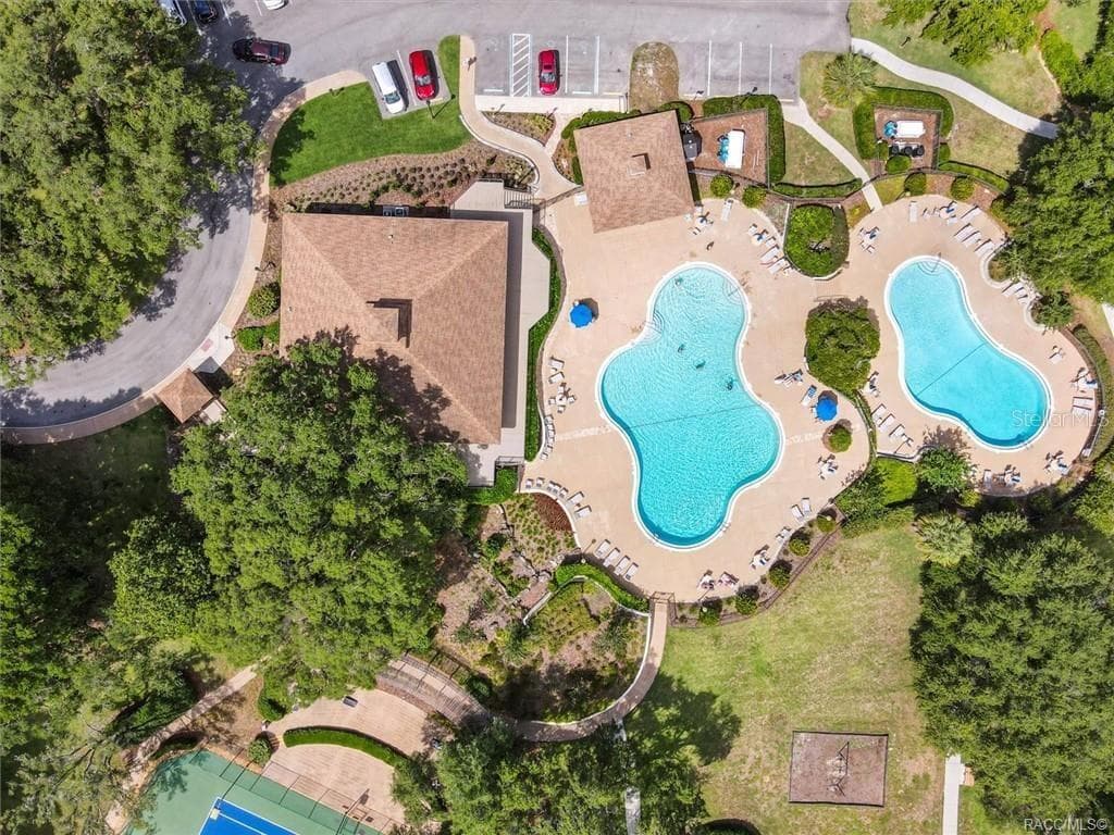 COMMUNITY POOLS & CLUBHOUSE – Aerial view showcasing Meadowcrest’s recreational complex featuring two community swimming pools, clubhouse & spacious poolside areas surrounded by mature landscaping. - 6410 W CANNONDALE DR, CRYSTAL RIVER