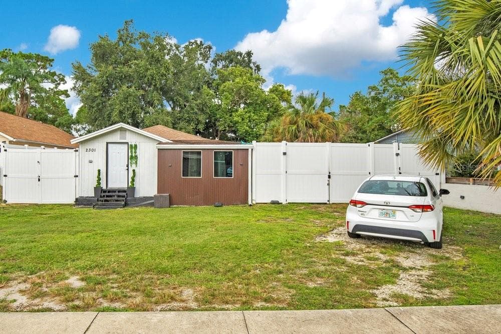 Single Family Residence at 2301 DRAKE DR, ORLANDO, photo 2 of 43