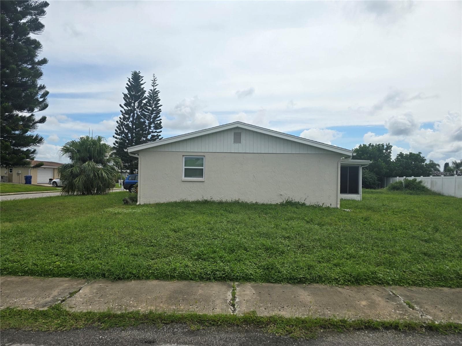 Single Family Residence at 2055 NORFOLK DR, HOLIDAY, photo 3 of 25