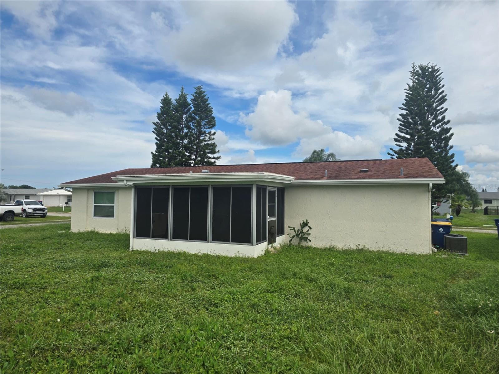 Single Family Residence at 2055 NORFOLK DR, HOLIDAY, photo 5 of 25