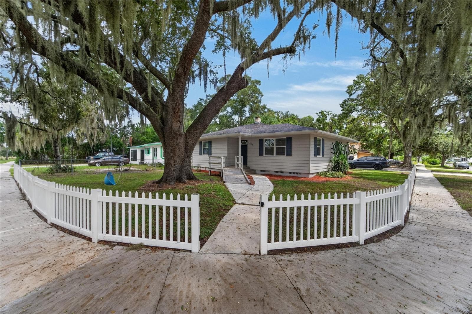 Single Family Residence at 703 INTERLACHEN PKWY, LAKELAND, photo 2 of 69