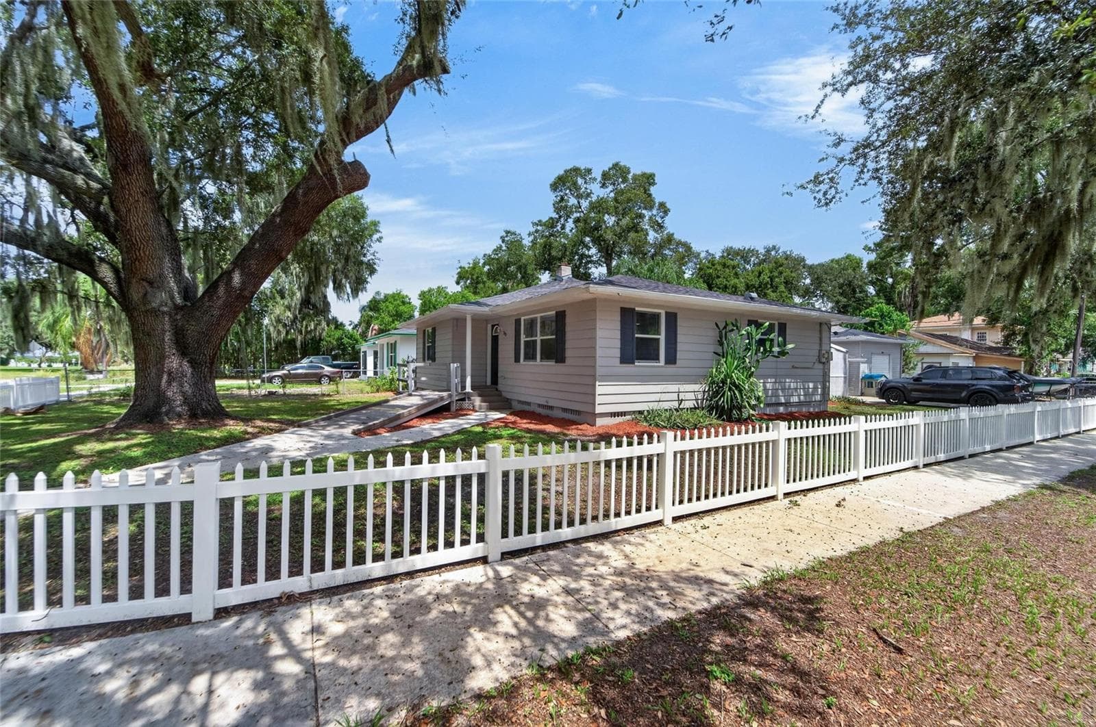 Single Family Residence at 703 INTERLACHEN PKWY, LAKELAND, photo 7 of 69
