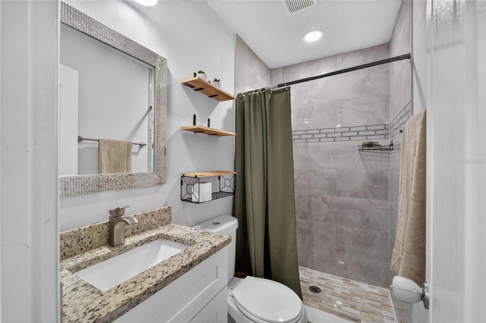 Guest Bathroom - 703 INTERLACHEN PKWY, LAKELAND