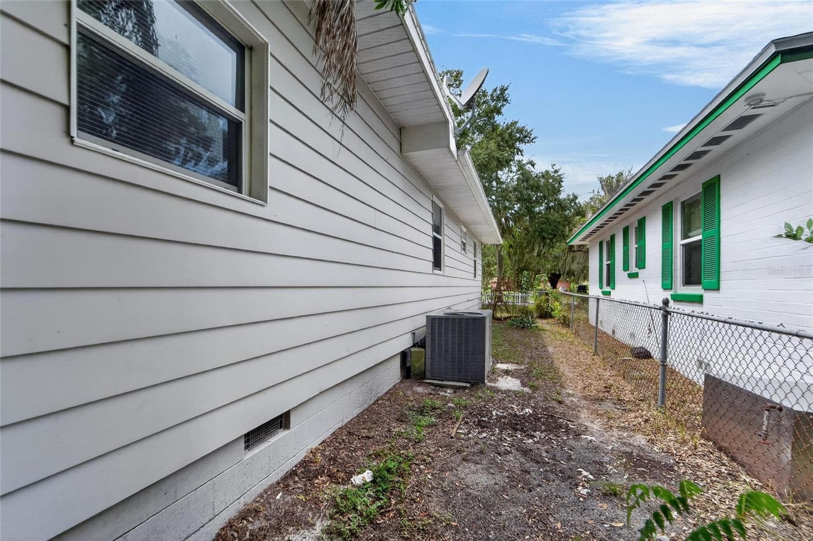 side of home - 703 INTERLACHEN PKWY, LAKELAND