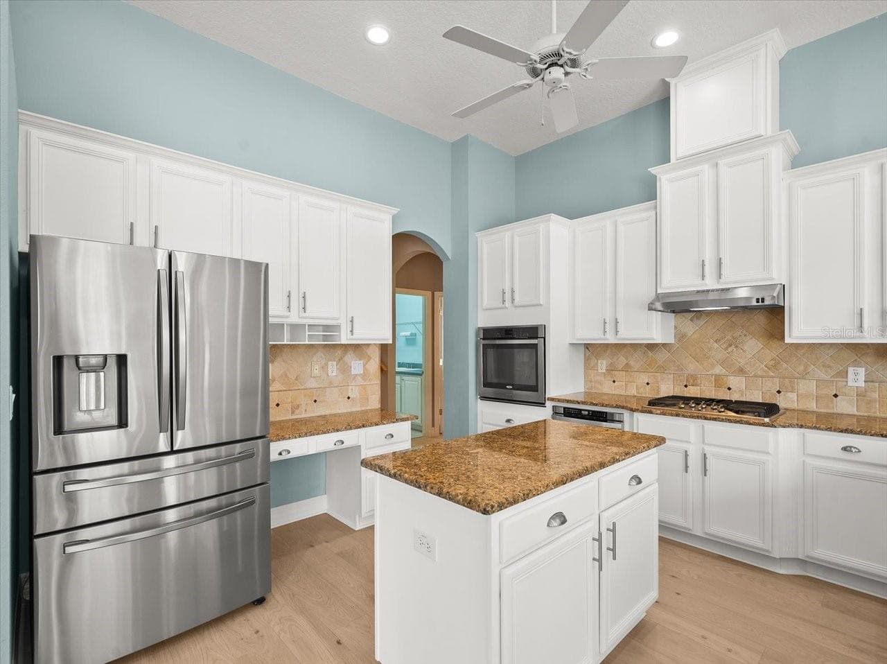 Single Family Residence at 15019 LAKE EMERALD BLVD, TAMPA, photo 15 of 37