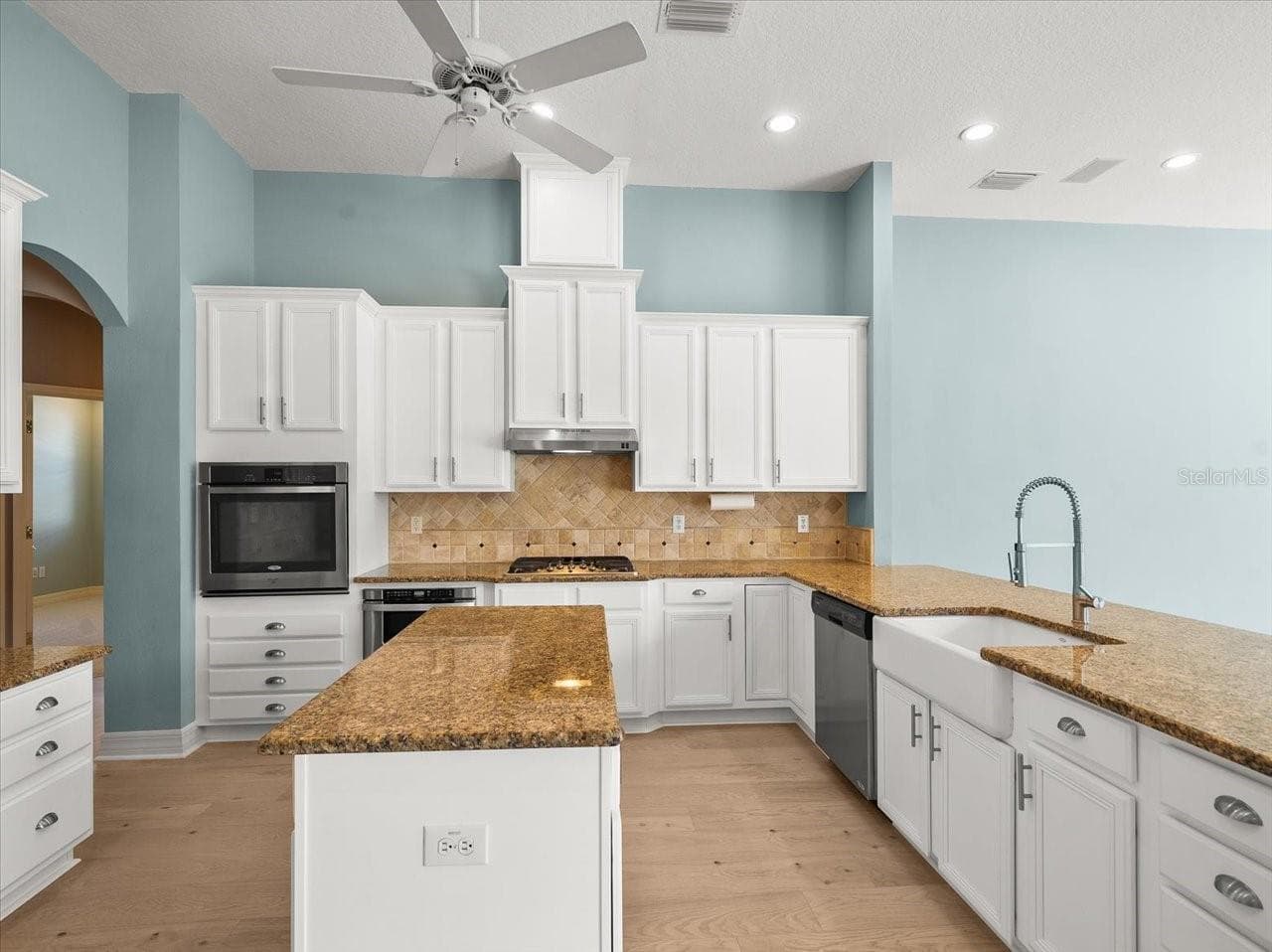 Single Family Residence at 15019 LAKE EMERALD BLVD, TAMPA, photo 16 of 37